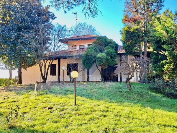 casa indipendente in vendita a Cairate in zona Bolladello