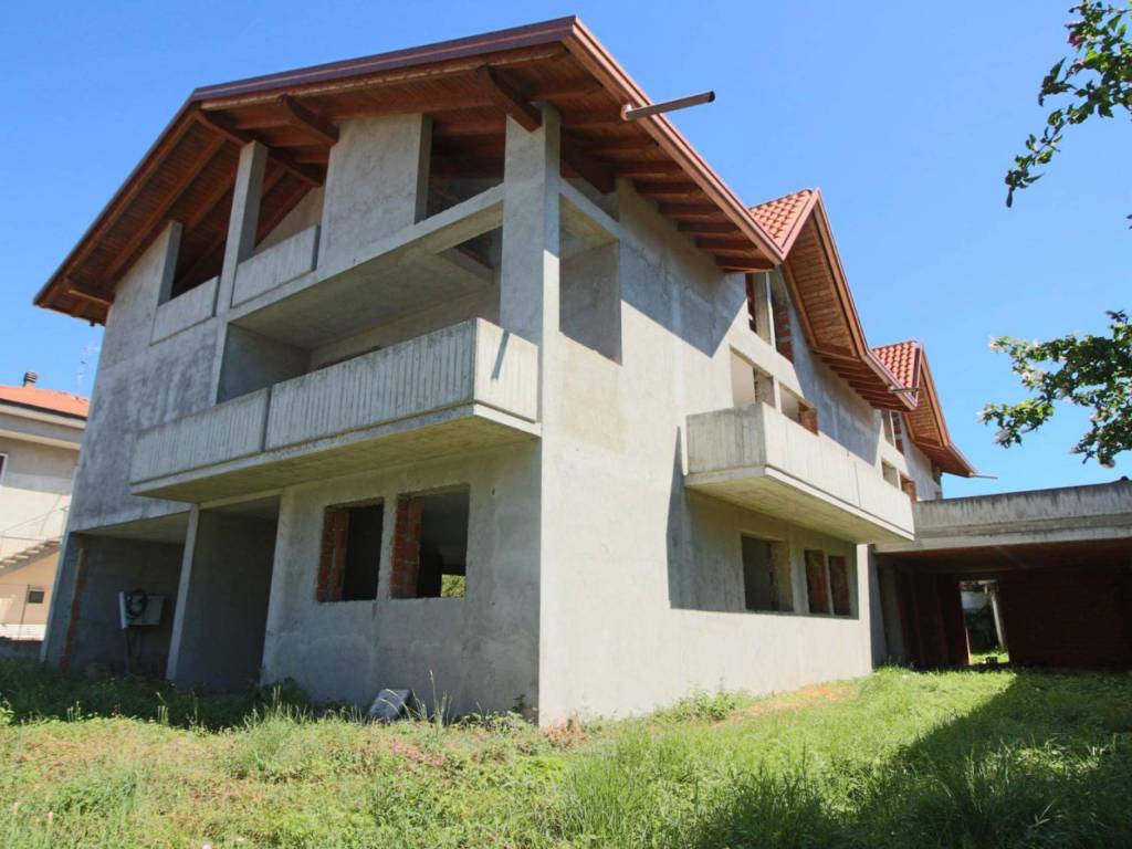 casa indipendente in vendita a Cairate in zona Bolladello