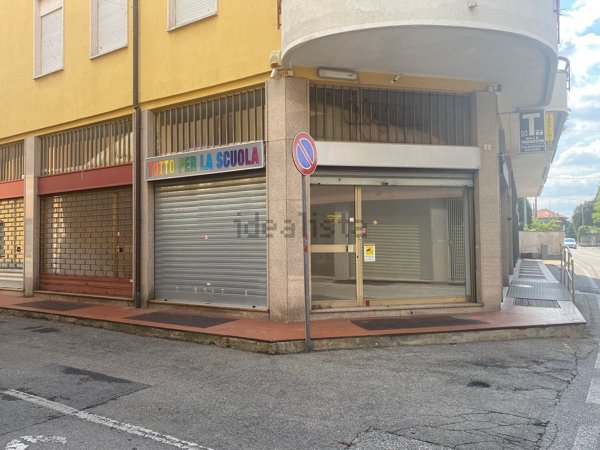 negozio in vendita a Cairate
