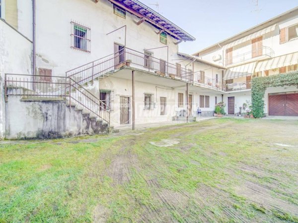 appartamento in vendita a Cairate in zona Peveranza