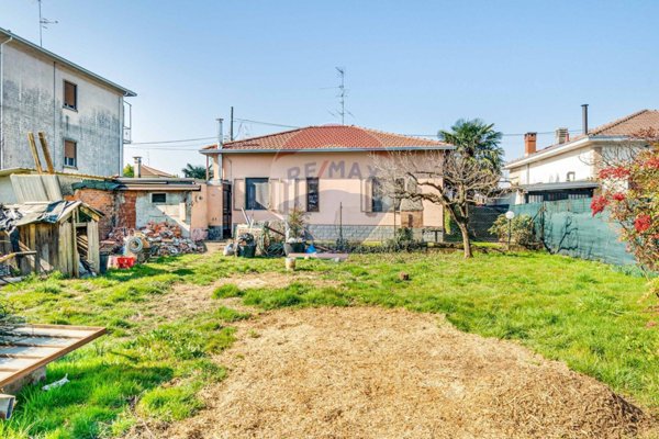 casa indipendente in vendita a Cairate in zona Bolladello