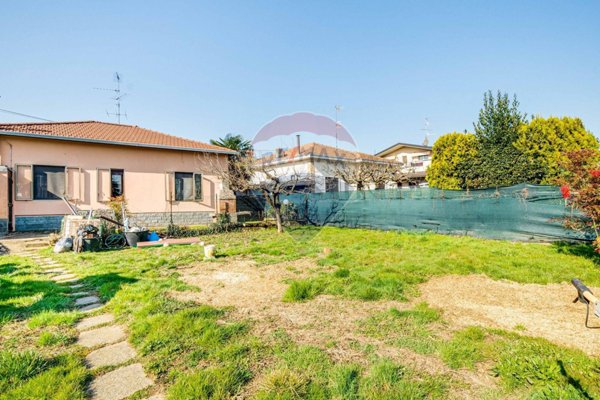 casa indipendente in vendita a Cairate in zona Bolladello