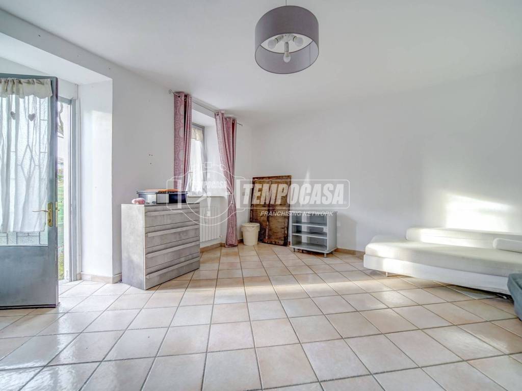 appartamento in vendita a Cairate in zona Peveranza