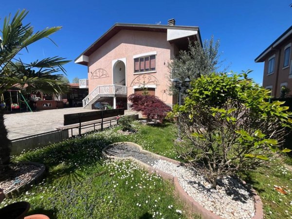 appartamento in vendita a Cairate in zona Peveranza