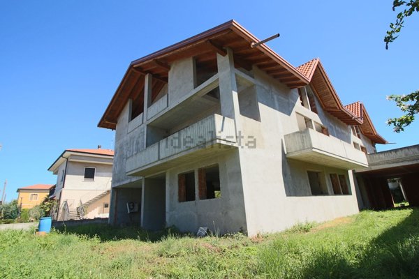 casa indipendente in vendita a Cairate