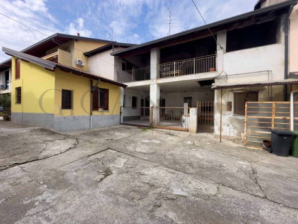 appartamento in vendita a Cairate in zona Bolladello