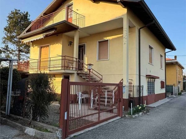 casa indipendente in vendita a Cairate in zona Bolladello