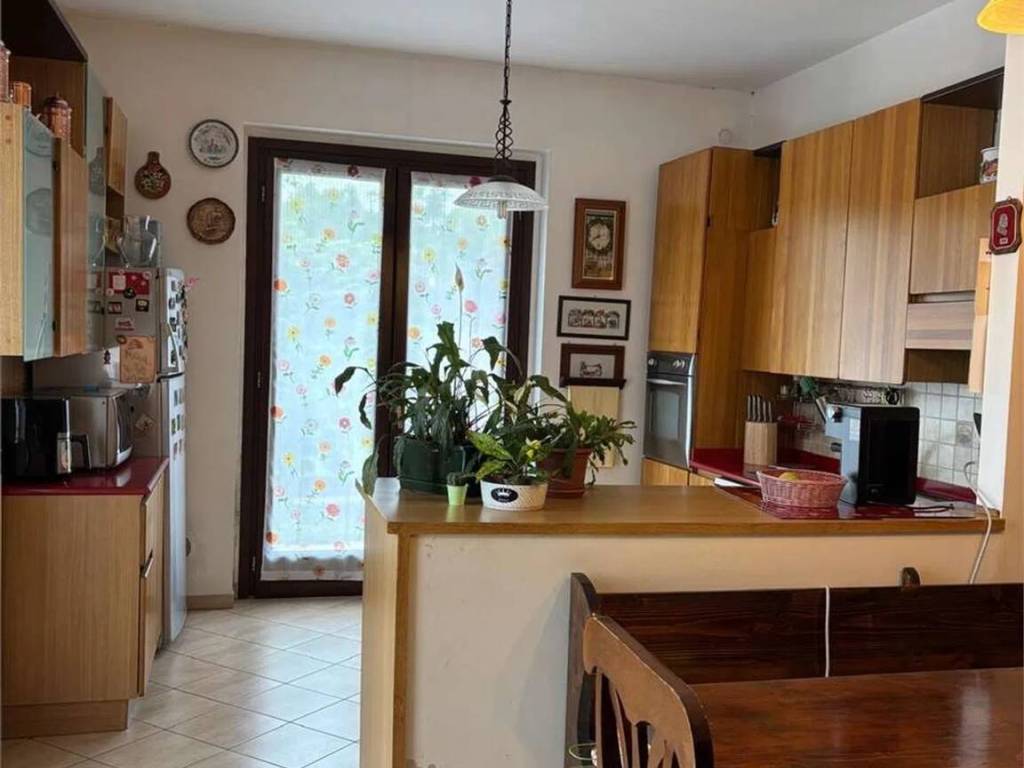 appartamento in vendita a Cairate in zona Peveranza