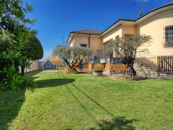 casa indipendente in vendita a Cairate