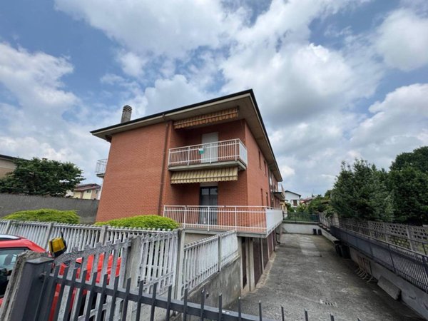 appartamento in vendita a Cairate in zona Peveranza