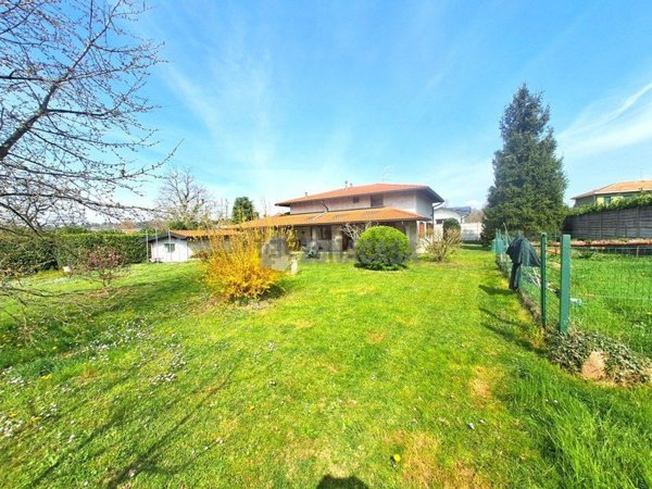 appartamento in vendita a Cairate in zona Peveranza