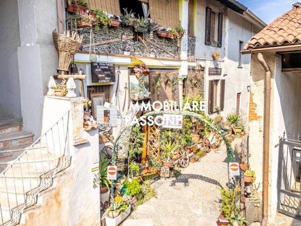 appartamento in vendita a Cairate in zona Peveranza