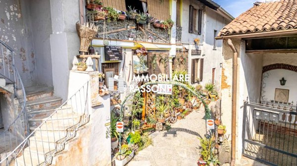 appartamento in vendita a Cairate in zona Peveranza