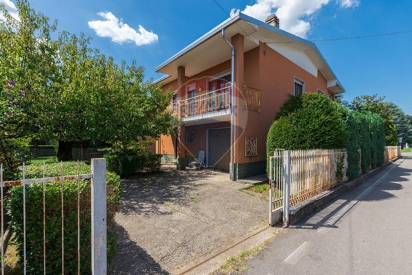 casa indipendente in vendita a Cairate in zona Bolladello