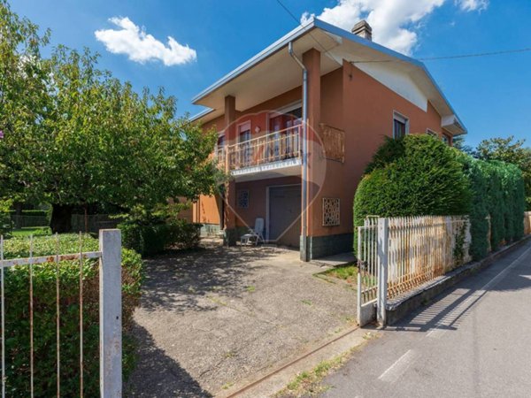 casa indipendente in vendita a Cairate in zona Bolladello