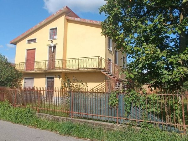 casa indipendente in vendita a Cairate in zona Bolladello