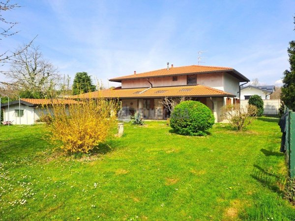 casa indipendente in vendita a Cairate in zona Peveranza