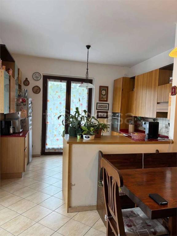 appartamento in vendita a Cairate in zona Peveranza