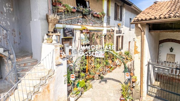 appartamento in vendita a Cairate in zona Peveranza