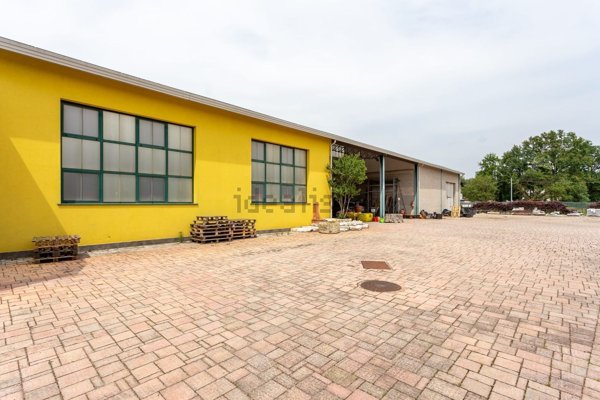 negozio in vendita a Cairate