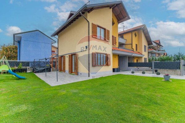 casa indipendente in vendita a Cairate