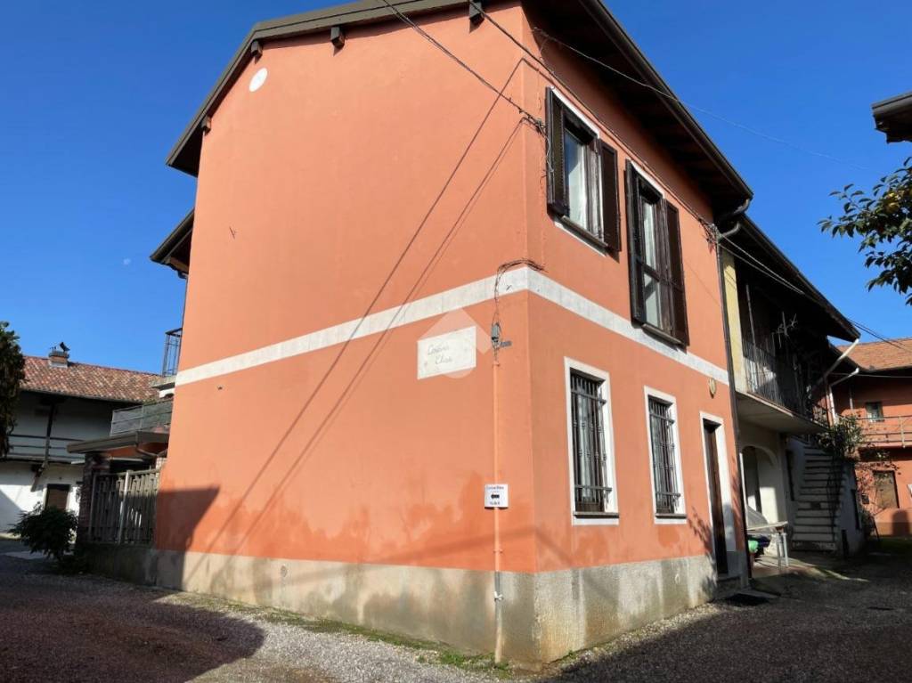 casa indipendente in vendita a Cairate in zona Peveranza