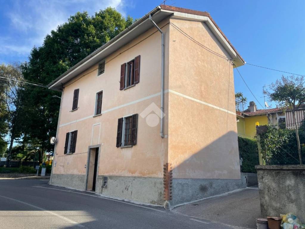 casa indipendente in vendita a Cairate in zona Bolladello