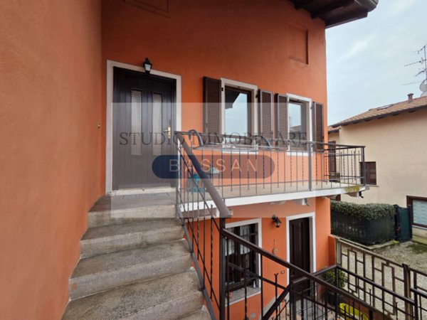 appartamento in vendita a Cairate in zona Peveranza