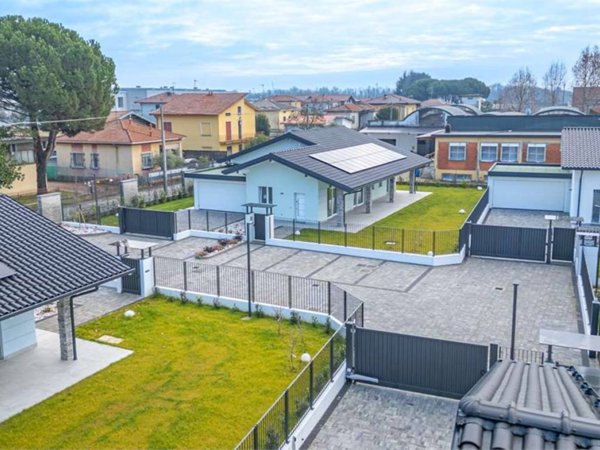 casa indipendente in vendita a Cairate