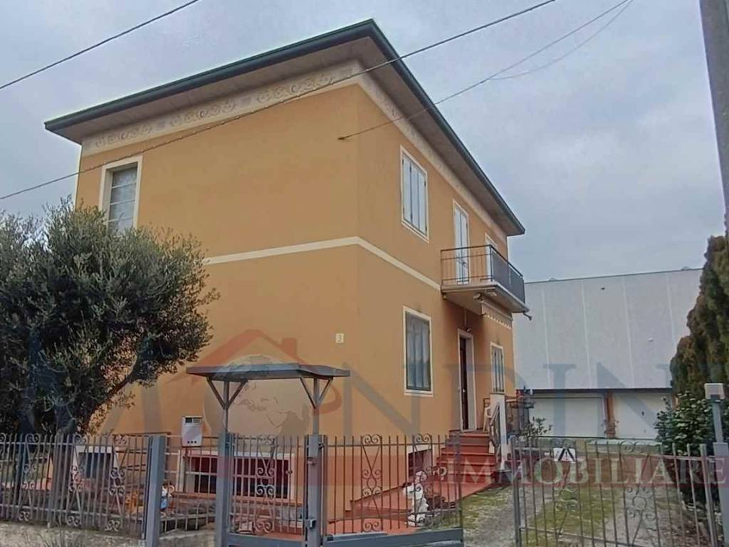 casa indipendente in vendita a Cairate in zona Bolladello