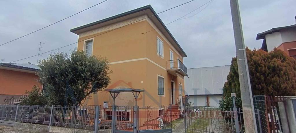 casa indipendente in vendita a Cairate in zona Bolladello