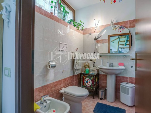 appartamento in vendita a Cairate in zona Peveranza