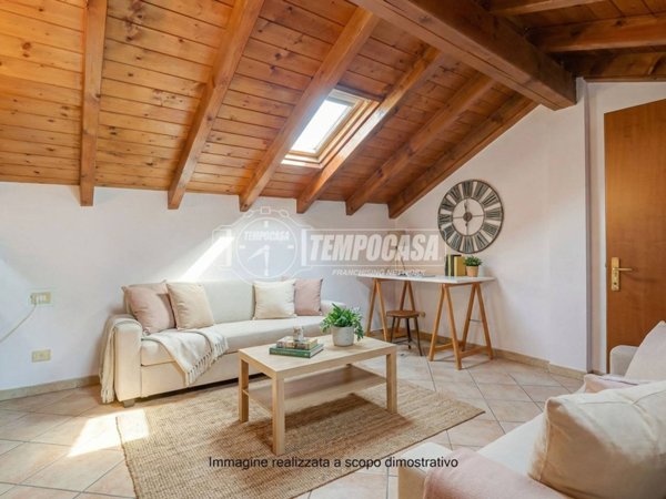 appartamento in vendita a Cairate in zona Peveranza