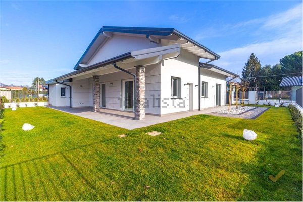 casa indipendente in vendita a Cairate