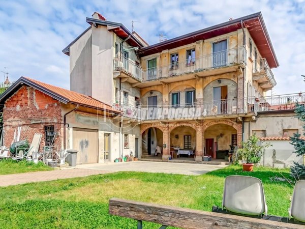 appartamento in vendita a Cairate in zona Peveranza