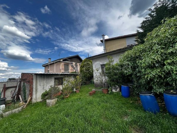appartamento in vendita a Cairate in zona Peveranza