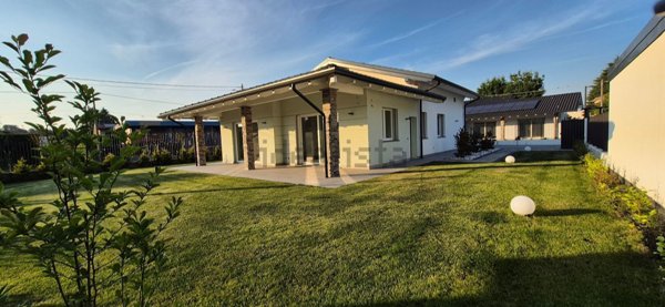 casa indipendente in vendita a Cairate