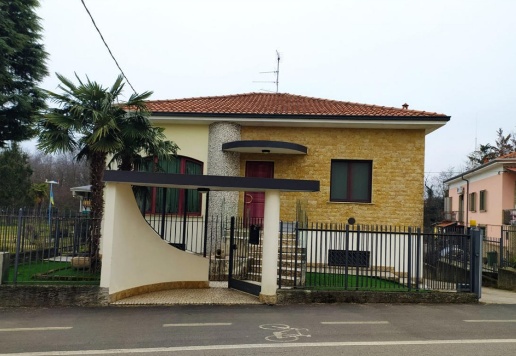 casa indipendente in vendita a Cairate in zona Peveranza