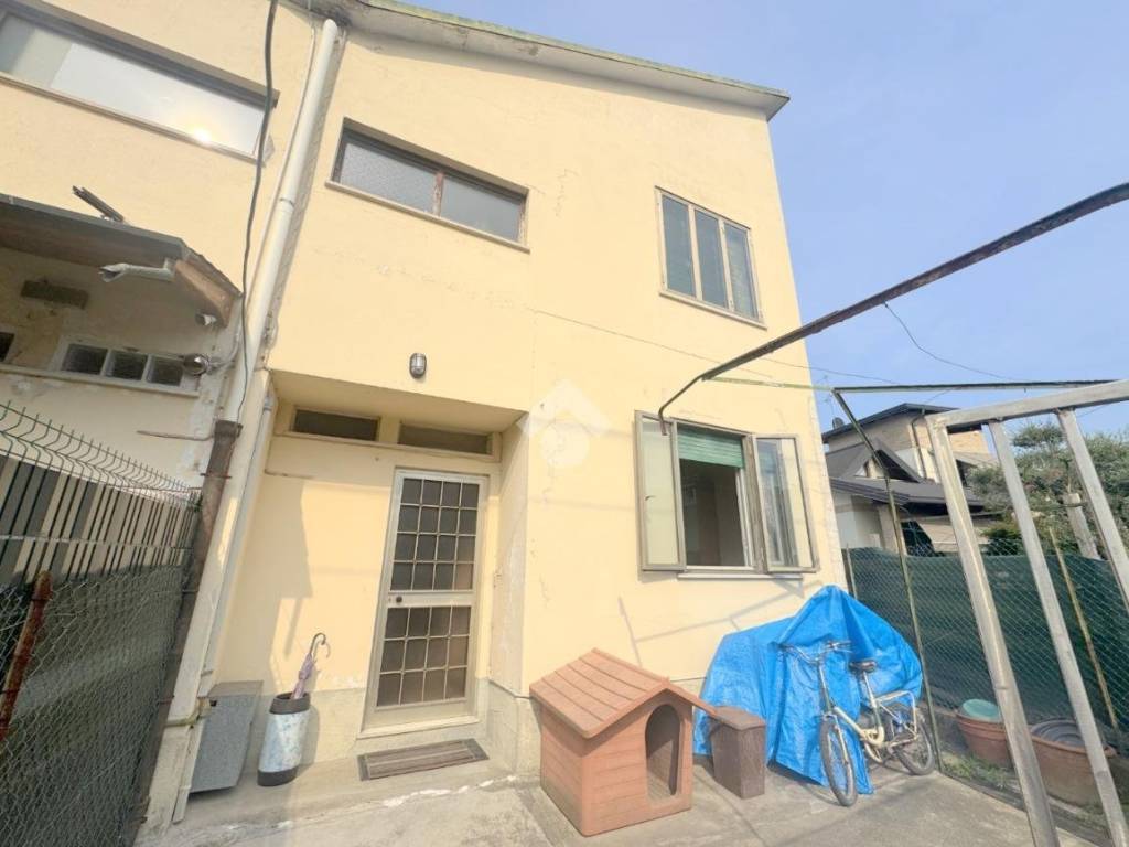 casa indipendente in vendita a Cairate in zona Peveranza
