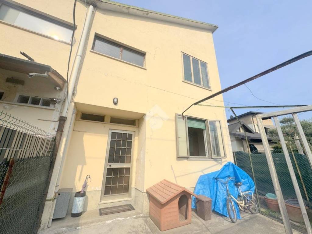 casa indipendente in vendita a Cairate in zona Peveranza