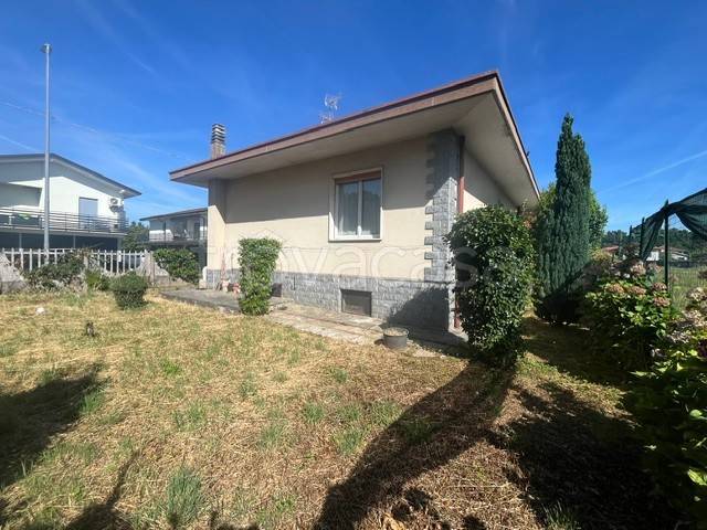 casa indipendente in vendita a Cairate in zona Bolladello