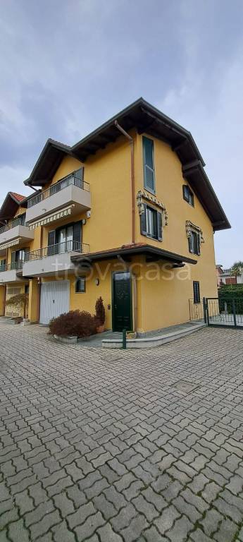casa indipendente in vendita a Cairate in zona Bolladello