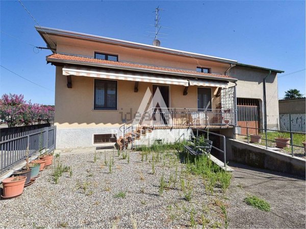 casa indipendente in vendita a Cairate in zona Bolladello