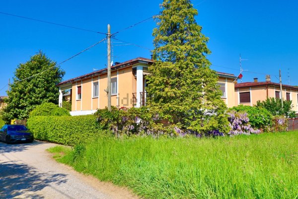 casa indipendente in vendita a Cairate in zona Bolladello