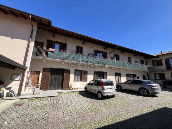 appartamento in vendita a Cairate in zona Peveranza