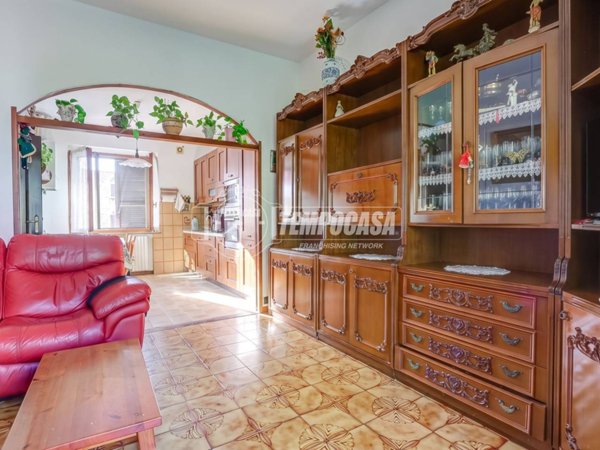 appartamento in vendita a Cairate in zona Peveranza