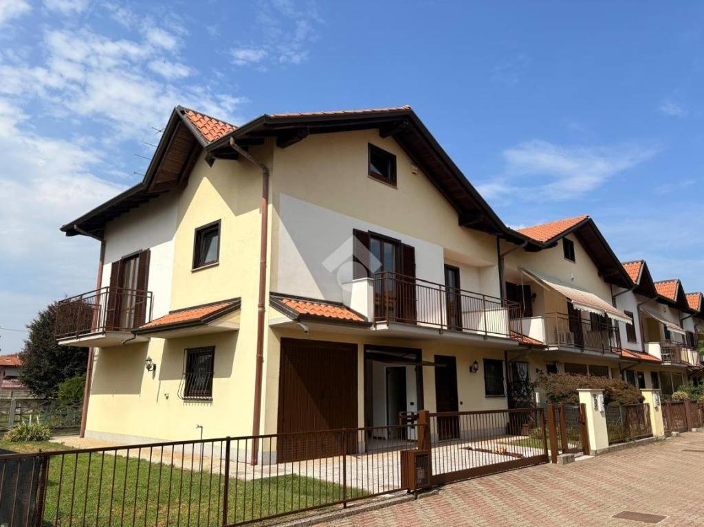 casa indipendente in vendita a Cairate in zona Bolladello