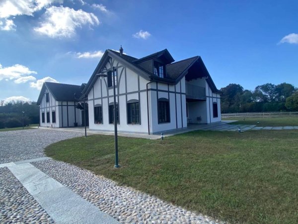 casa indipendente in vendita a Cantello