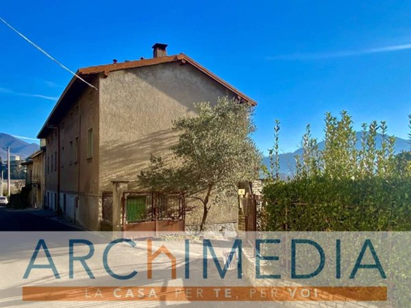 casa indipendente in vendita a Caravate
