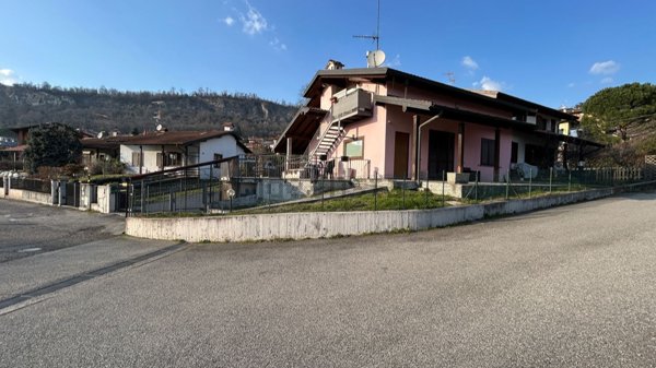 casa indipendente in vendita a Caravate